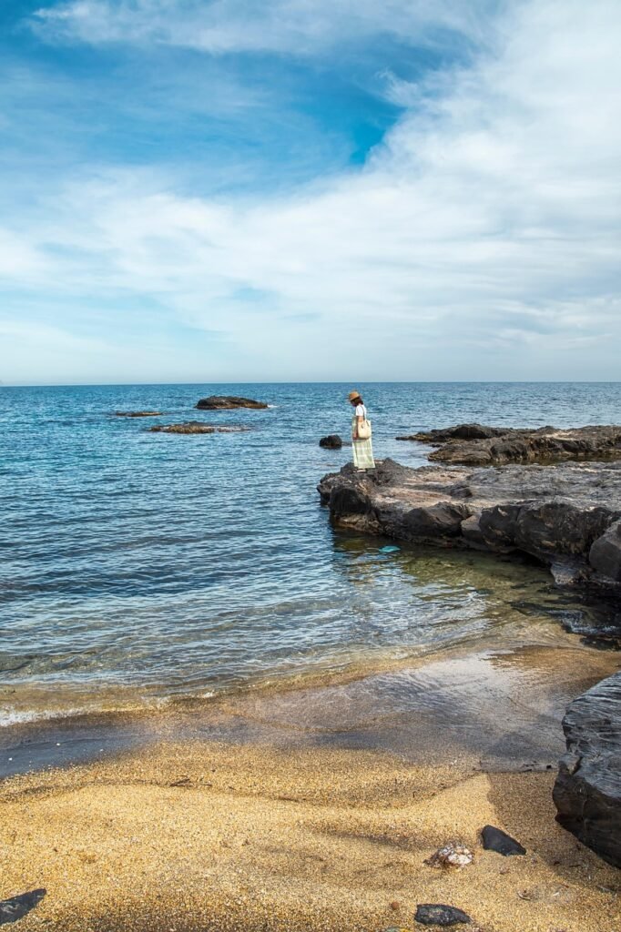 Spiaggia sull’oceano Atlantico in Marocco con onde e costa naturale”