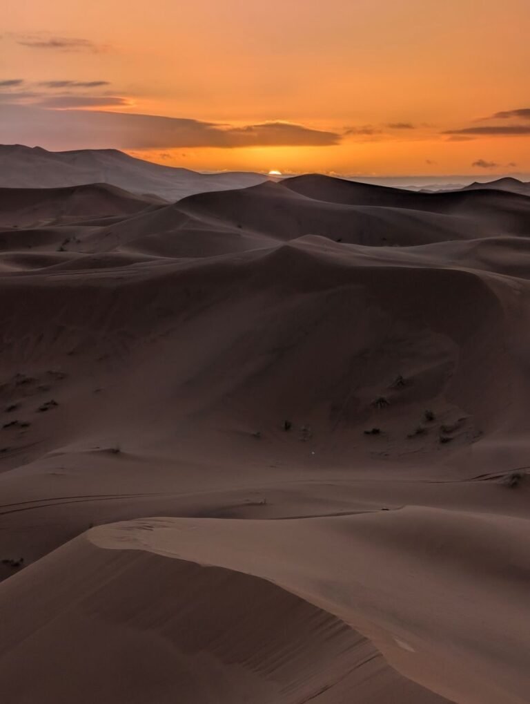 Tramonto nel deserto del Sahara in Marocco